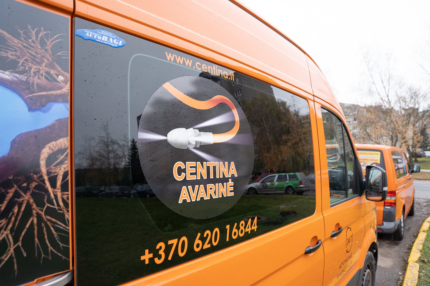 Kaune įsikūrusios bendrovės „Centina“ remonto brigados ištisomis paromis važinėja po visą Lietuvą – vykstama visur, jei tik užsakovai kreipiasi dėl užsikimšusių nuotekų vamzdynų.