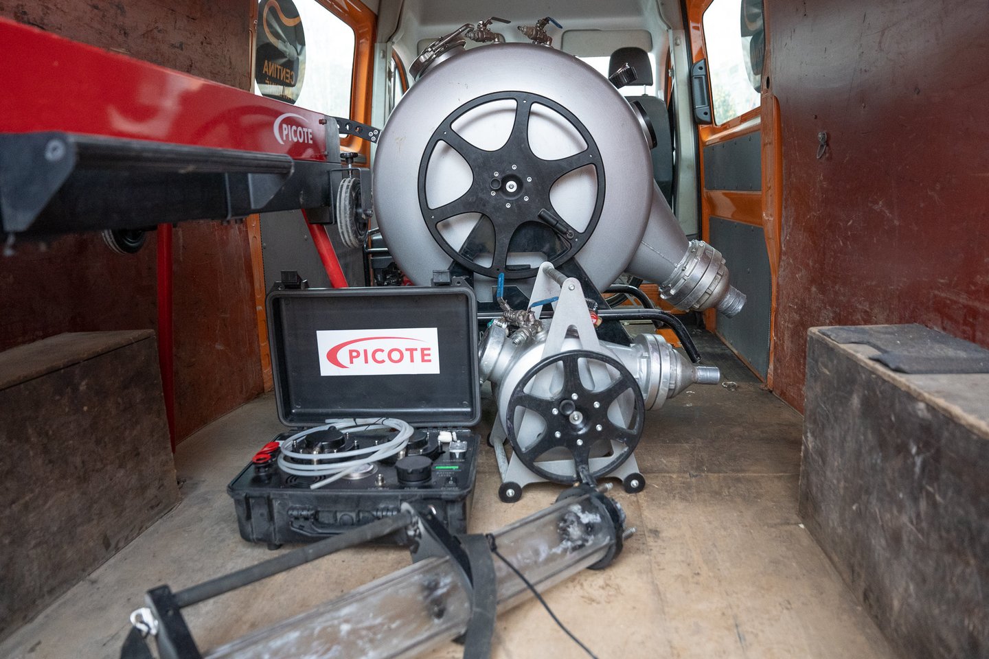 Kaune įsikūrusios bendrovės „Centina“ remonto brigados ištisomis paromis važinėja po visą Lietuvą – vykstama visur, jei tik užsakovai kreipiasi dėl užsikimšusių nuotekų vamzdynų.