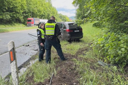Vaizdai iš avarijos Vilniuje: nuo kelio nuslydęs BMW rėžėsi į medį ir nulaužė apšvietimo stulpą