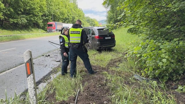 Vaizdai iš avarijos Vilniuje: nuo kelio nuslydęs BMW rėžėsi į medį ir nulaužė apšvietimo stulpą