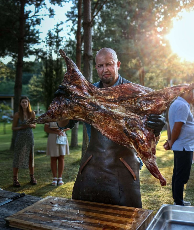 Renginį organizuoja žinomas grilio kultūros puoselėtojas, maisto tinklaraštininkas bei receptų knygų autorius Kristupas Krivickas.<br> Pranešimo spaudai nuotr.