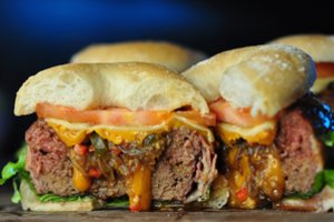 Taip mėsos dar nebuvote kepę: alaus skardinės mėsainiai nustebins tiek išvaizda, tiek skoniu