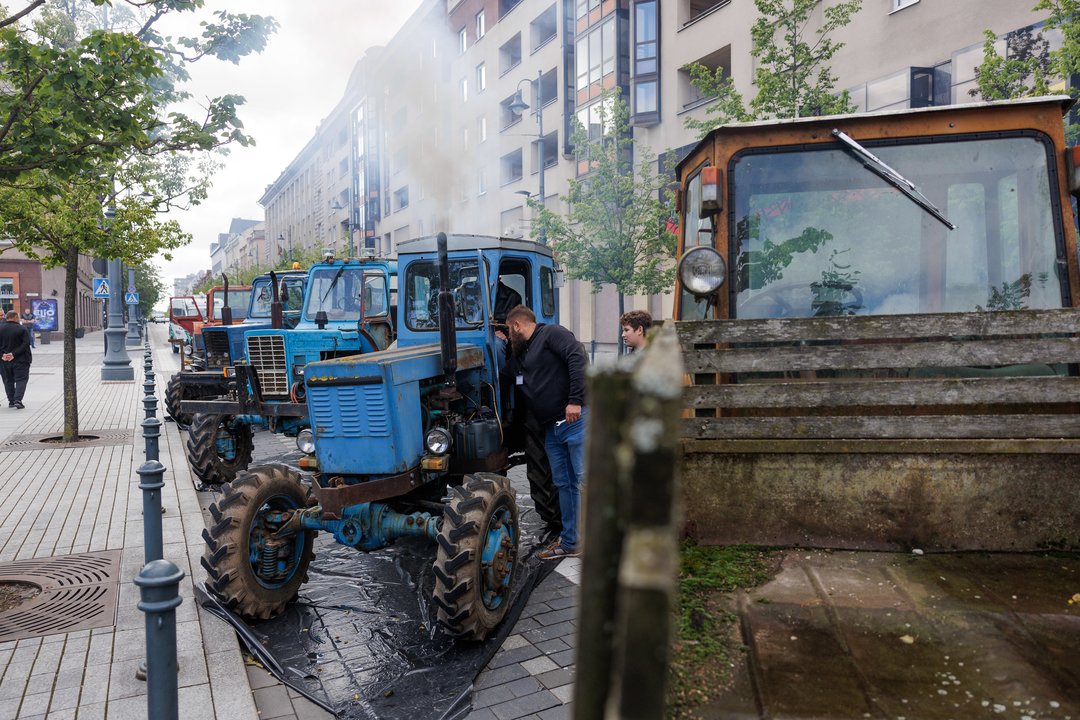 Prie Seimo traktorius užvedę ūkininkai nerimsta: „Kai užkūrėme, visi išsilakstė“