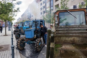 Prie Seimo traktorius užvedę ūkininkai nerimsta: „Kai užkūrėme, visi išsilakstė“