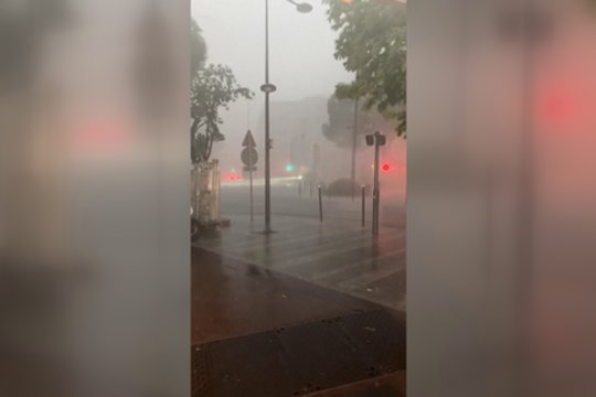 Paryžių užklupo smarki audra: vaizdo įrašuose užfiksuoti liudininkų kadrai