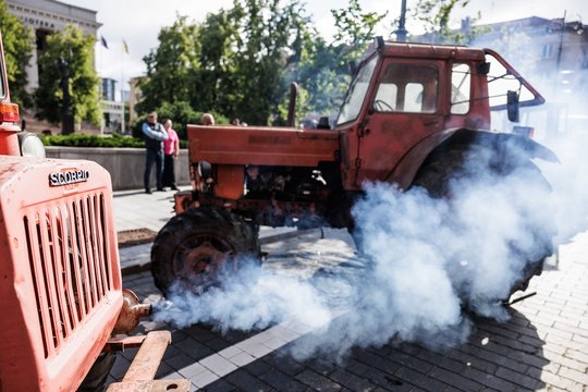 Ūkininkai prie Seimo užkūrė seną techniką – žada neduoti ramybės ir po balsavimo dėl mokesčių
