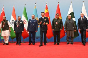 Pasaulyje vykstant „milžiniškiems pokyčiams“, į Kiniją atvyko Irano ir Rusijos gynybos ministrai