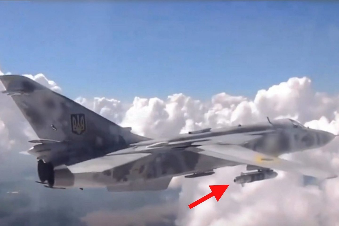 Ukrainos karinių oro pajėgų bombonešis „Su-24M“ su Ukrainoje pagaminta sklendžiančia bomba. 2024 m. rugpjūtis.<br> Stopkadras.