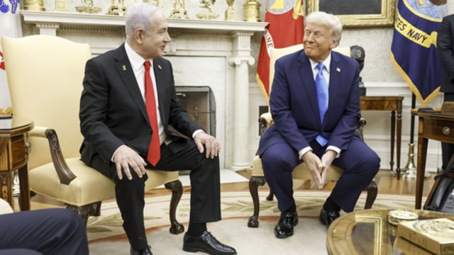 D. Trumpas gina B. Netanyahu: reikalauja nutraukti korupcijos bylą