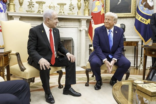 D. Trumpas gina B. Netanyahu: reikalauja nutraukti korupcijos bylą
