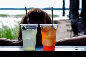 Tyrimas: kas septintas nepilnametis alkoholio gauna iš savo tėvų