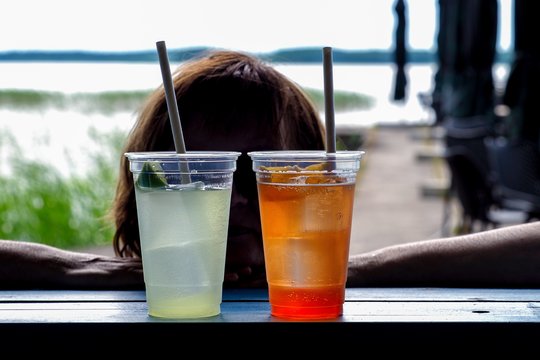 Tyrimas: kas septintas nepilnametis alkoholio gauna iš savo tėvų