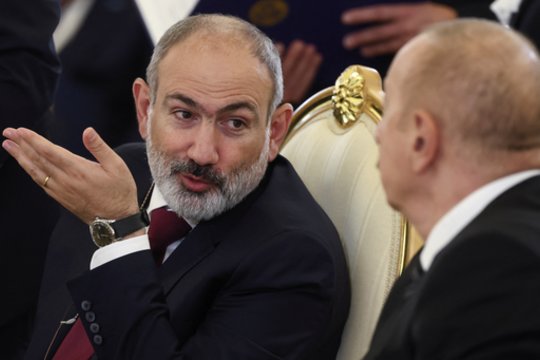 Skandalas Armėnijoje: premjeras pasiūlė parodyti savo lytinį organą šalies bažnyčios vadovui