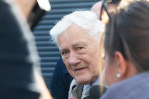 Žiniasklaida: tarp Kremliaus „Pravfondo“ finansuojamų asmenų – V. Adamkaus apdovanotas poetas