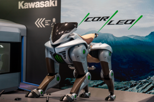 Japonijos motociklų gamintoja ruošiasi gaminti robotą-žirgą: „O ką, jei uždėtume kojas visureigiui?“
