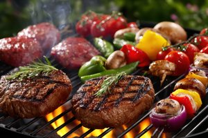 Grilio sezonas turi nemalonią pusę: patarė, ką daryti apsinuodijus maistu