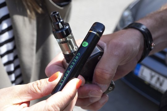 Seimas grąžino tobulinti siūlymą dėl el. cigarečių skysčio akcizo