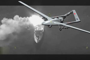 „Bayraktar“ sugrįžo: Rusijos laivas paskendo liepsnose