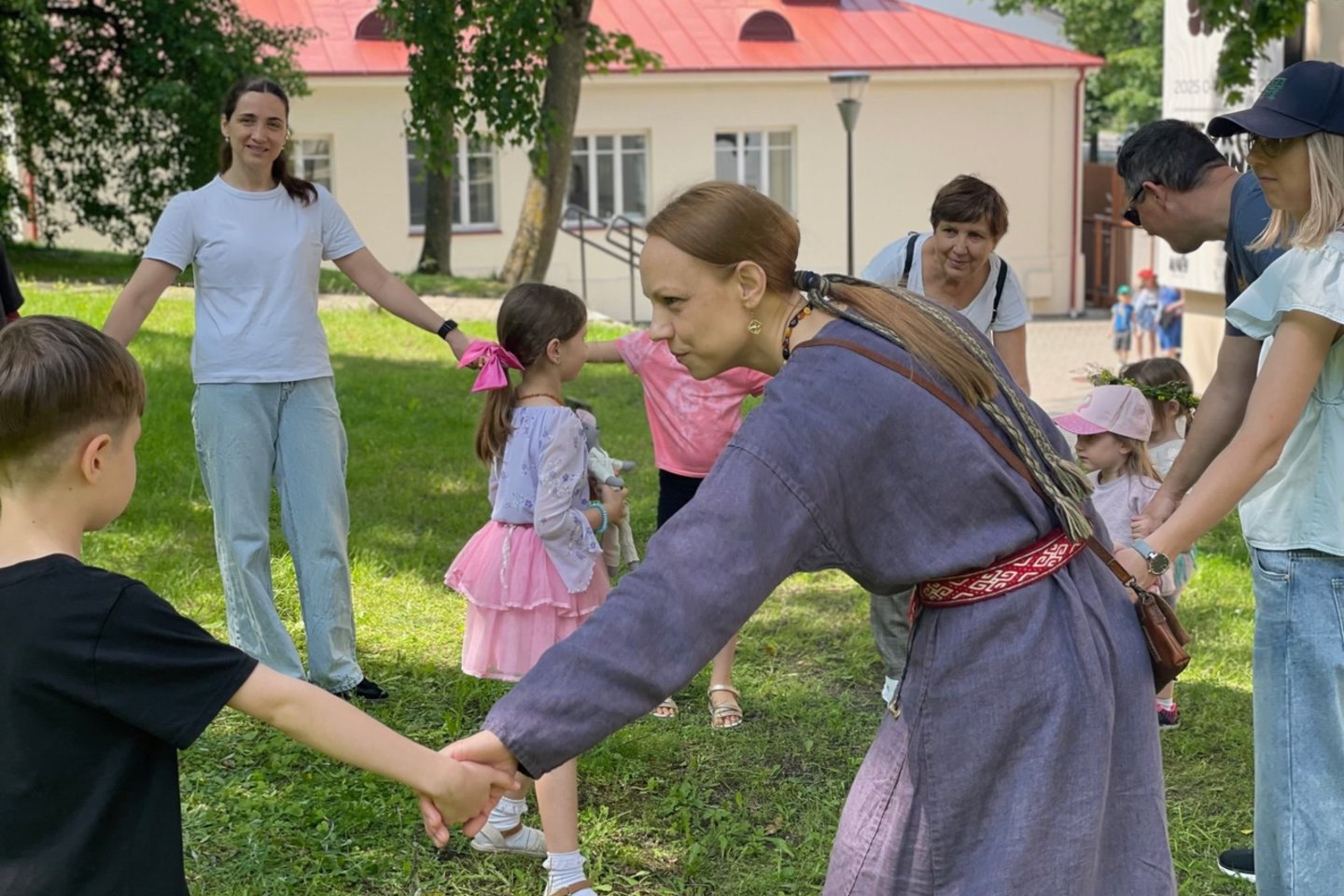 Birželio viduryje Istorijų namų kieme šurmuliavo etnografinės veiklos, o birželio 28-ąją lankytojų laukia šuniškas šeimų savaitgalis.<br> Pranešimo žiniasklaidai nuotr.