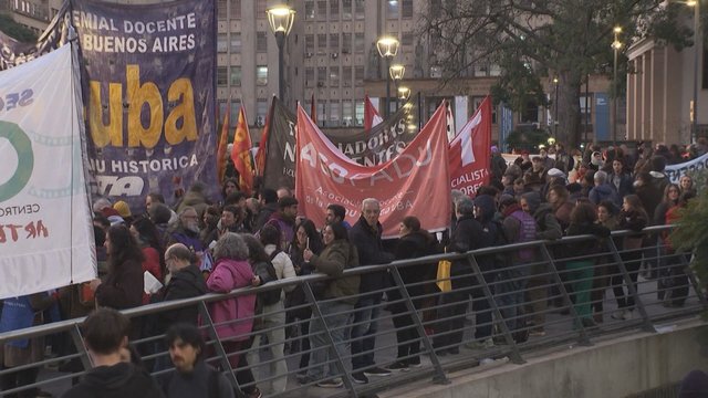 Tūkstančiai argentiniečių stojo ginti švietimo: protestavo dėl didesnio finansavimo