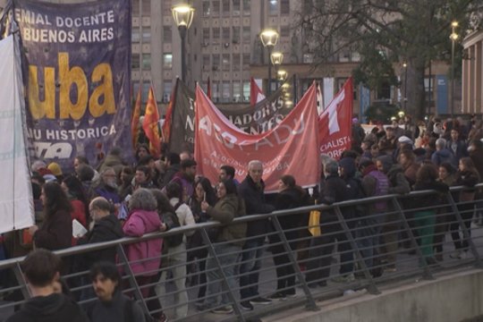 Tūkstančiai argentiniečių stojo ginti švietimo: protestavo dėl didesnio finansavimo