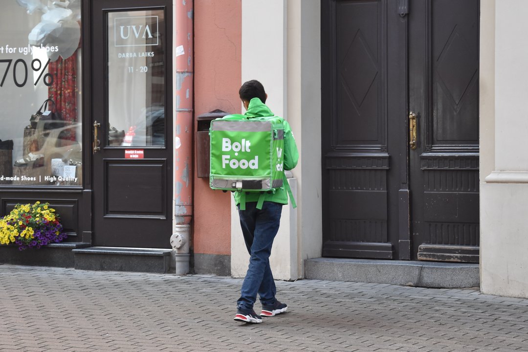 Užsisakė maisto, tačiau liko nesupratęs: kurjeris išėjo su visu užsakymo maišu