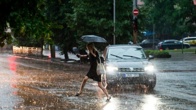 Skėčių savaitgalį dar prireiks: nors temperatūra kils iki 24 laipsnių, numatomas lietus