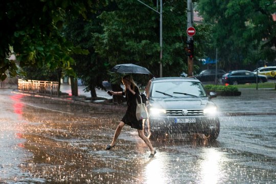 Skėčių savaitgalį dar prireiks: nors temperatūra kils iki 24 laipsnių, numatomas lietus