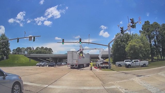 Sunkvežimio smūgis darbuotojui vos nesibaigė tragedija: vyras liko kaboti