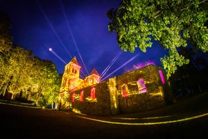 Garsų ir šviesos alchemija: trys muzikiniai vasaros potyriai Bartninkų bažnyčios griuvėsiuose