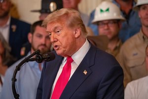 „Bloomberg“: Europa bijo pirkti ginklus iš JAV, nes D. Trumpas „išdavė“ Ukrainą