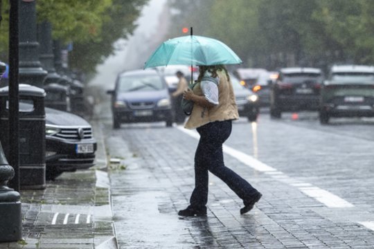 Savaitgalį nedžiugins lietingi orai: iš sinoptikų – žinia, kada sulauksime šilumos