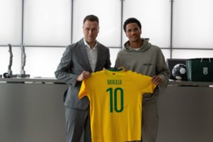 Laukia istorinis Lietuvos futbolo laimėjimas? Talentingasis D. Mukasa apsilankė LFF būstinėje