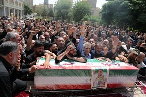 Iranas surengs nukautų aukšto rango kariuomenės ir branduolinės energetikos veikėjų laidotuves