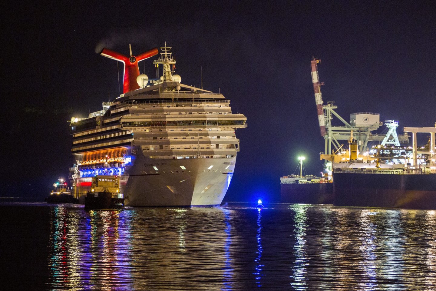 Kruizinis laineris „Carnival Triumph“, kuris pasidarė nevaldomas po gaisro mašinų skyriuje, buvo atitemptas į Mobilo uostą Alabamos valstijoje.<br> EPA-ELTA nuotr.