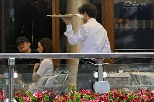 Ką tik išsiskyręs O. Bloomas prabangiose J. Bezoso vestuvėse užfiksuotas su kita moterimi