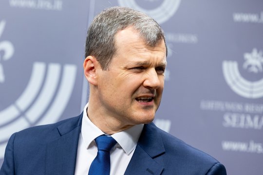 Opozicija neatlyžta – pirmadienį dar kartą kviečia premjerą į Seimo tribūną pasiaiškinti dėl verslų