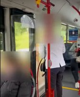 Supratusi, ką autobuse išdarinėjo vyras, vilnietė net sustingo: tik atgavusi amą išsitraukė kamerą