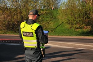 Vilniuje po gaudynių sučiuptas motociklininkas puolė pareigūnus