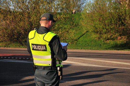 Vilniuje po gaudynių sučiuptas motociklininkas puolė pareigūnus