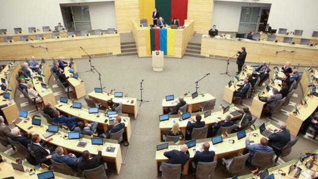 Pabrėžia būtinybę visuomenei žinoti informaciją apie jų renkamus politikus: reikia suprasti vieną