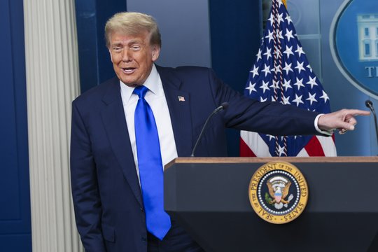 Reikšminga D. Trumpo pergalė kovoje su teismais: aidi įspėjimai dėl autoritarizmo