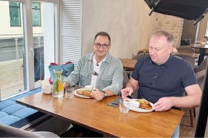 Legendiniai blynai į Kėdainius atviliojo O. Gasanovą: šio firminio patiekalo dabar geidžia ne tik vietiniai