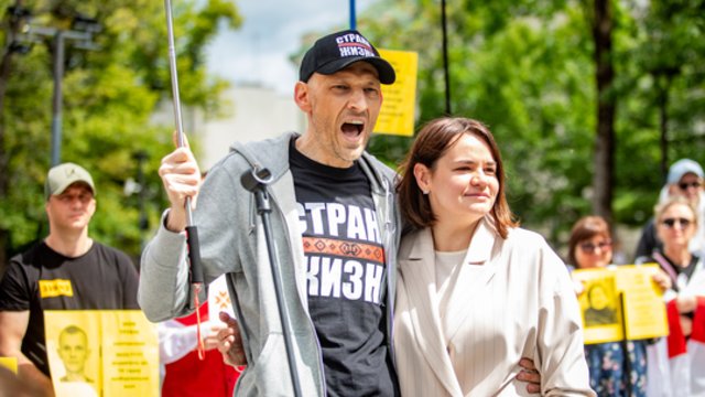 Vilniuje – baltarusių solidarumo mitingas: pasirodė ir neseniai iš kalėjimo paleistas S. Cichanouskis