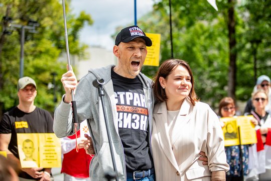 Vilniuje – baltarusių solidarumo mitingas: pasirodė ir neseniai iš kalėjimo paleistas S. Cichanouskis