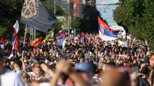 Belgrade – tūkstantinis protestas: reikalauja, kad populistinė valdžia surengtų pirmalaikius rinkimus