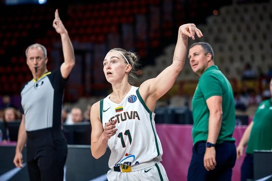 Nervų karą pralaimėjusios Lietuvos krepšininkės liko be kelialapio į pasaulio čempionato atranką