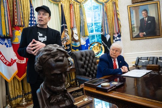E. Muskas vėl ėmesi kritikuoti D. Trumpą: prezidentui svarbų įstatymo projektą pavadino „beprotišku“