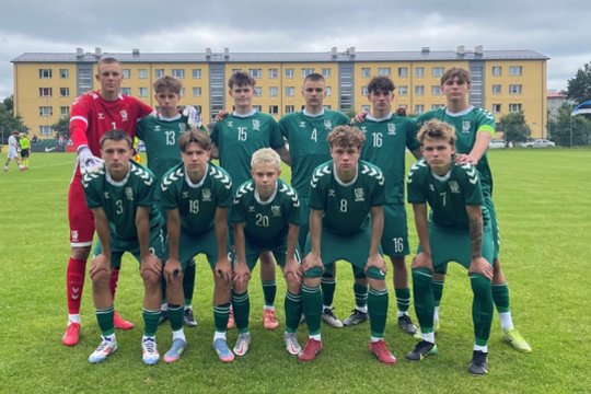 Rezultatyvioje dvikovoje septyniolikmečių futbolo rinktinė nusileido latviams