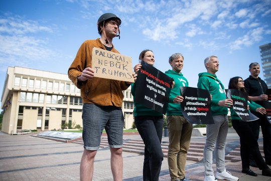 Šalia Seimo – protestas dėl atsakomybės švelninimo „čekutininkams“: šiai daugumai gėda yra svetimas jausmas